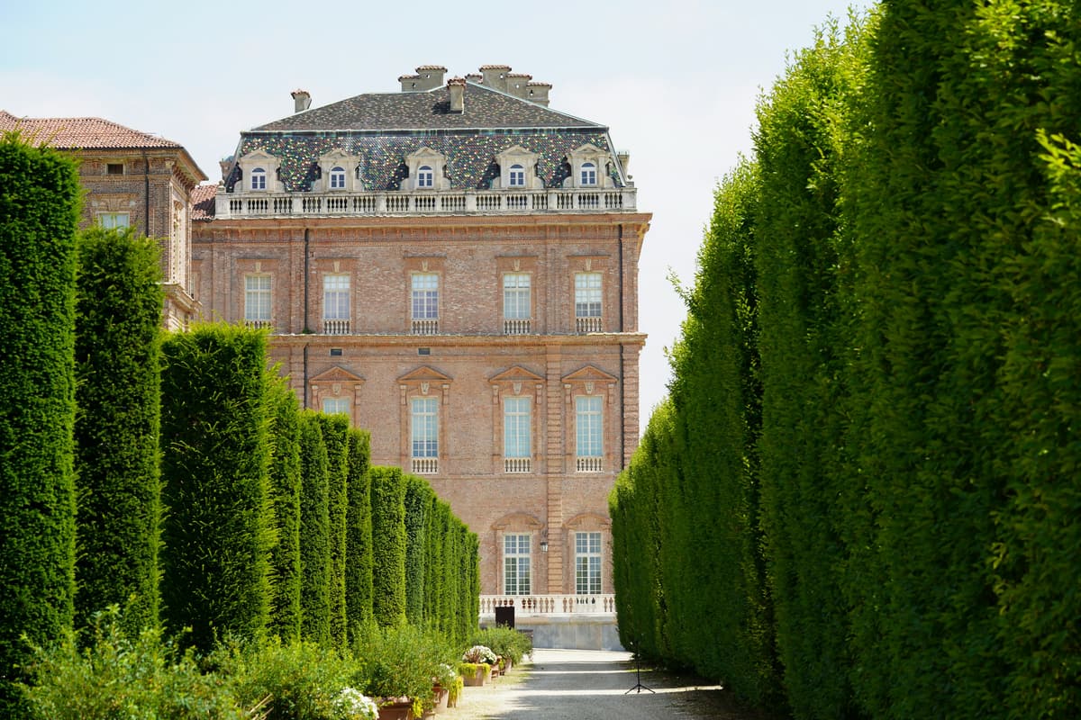Reggia di Venaria Reale的Galleria Grande，由Filippo Juvarra设计，阳光透过长长的拱形窗户柱廊洒入。